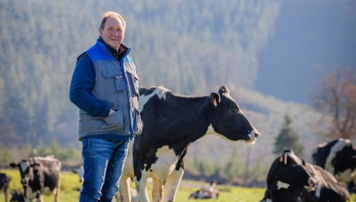 Rafael Prados con una de las vacas frisonas que producen leche con betacaseína A2A2 en Behi Alde, Olaeta (Álava). 