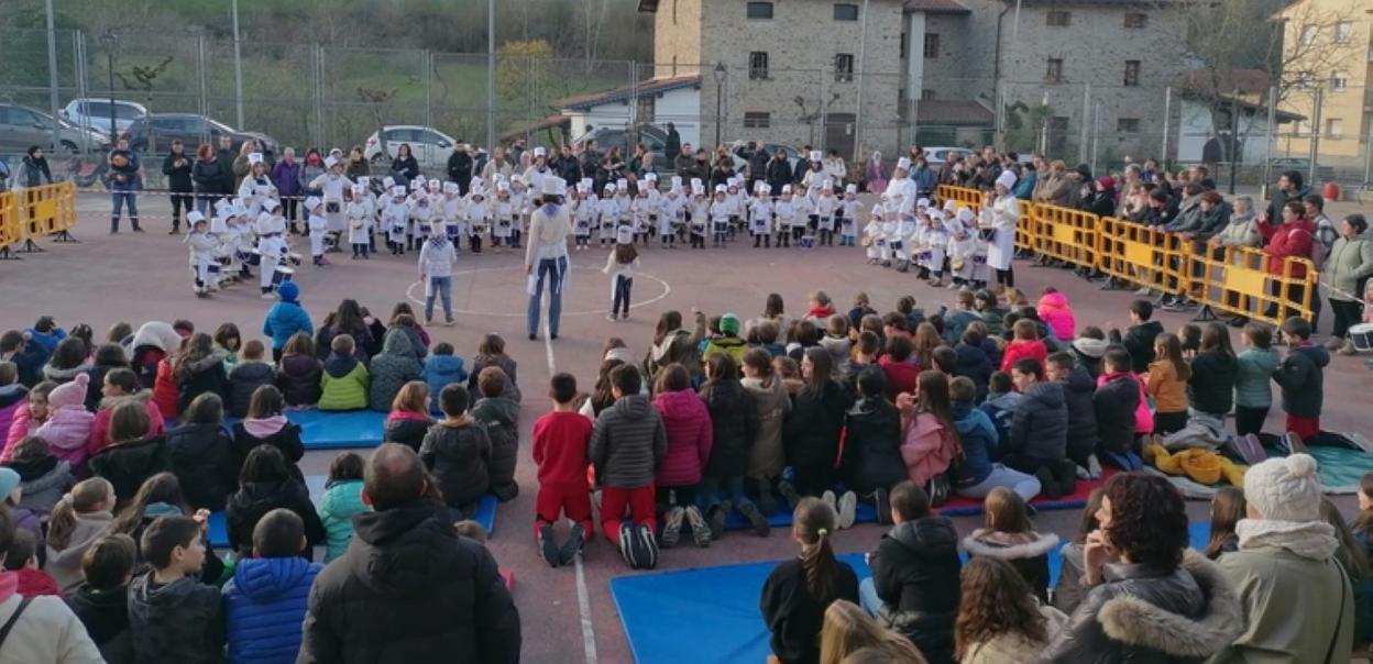 Danborrada. Idiazabalen ere San Sebastian ospatu zuten Aita Iparragirre Herri Eskolako 3, 4 eta 5 urtekoak ikasleek eta iraskasleek patioan.