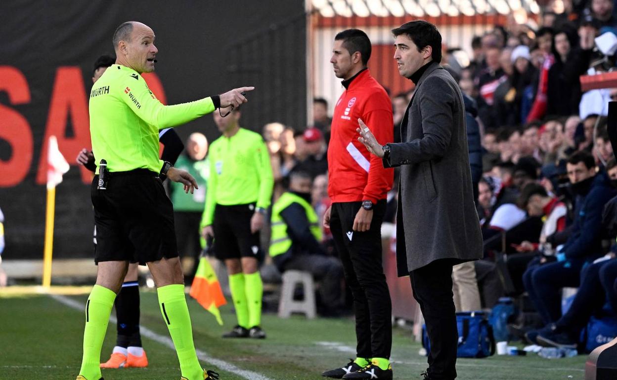 Mateu Lahoz se dirige a Andoni Iraola en el encuentro de Vallecas entre el Rayo Vallecano y la Real Sociedad.