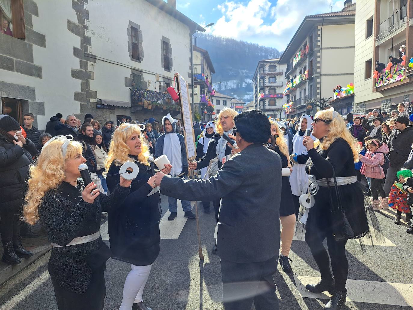 Fotos: Leitza: Inauteri giroa hotzari aurre egiteko