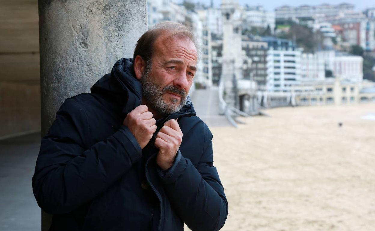 Roberto Álvarez Chans, asomado a la playa de La Concha, se guarece del frío