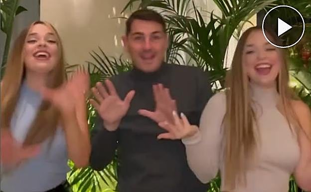 Iker Casillas se atreve a bailar 'Sayonara' con las Twin Melody