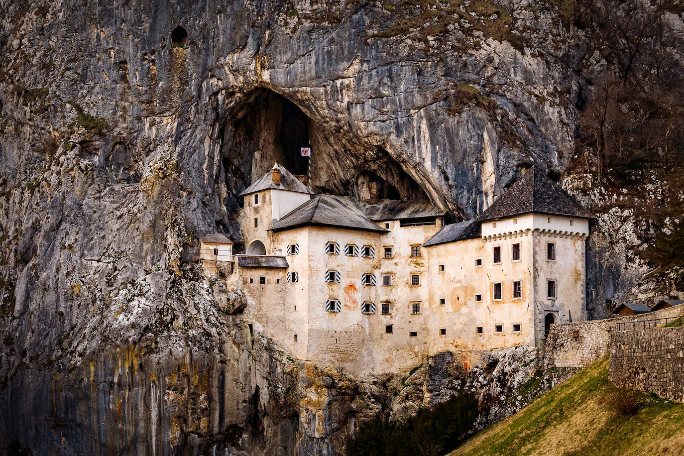 5. Eslovenia (castillo Predjama)