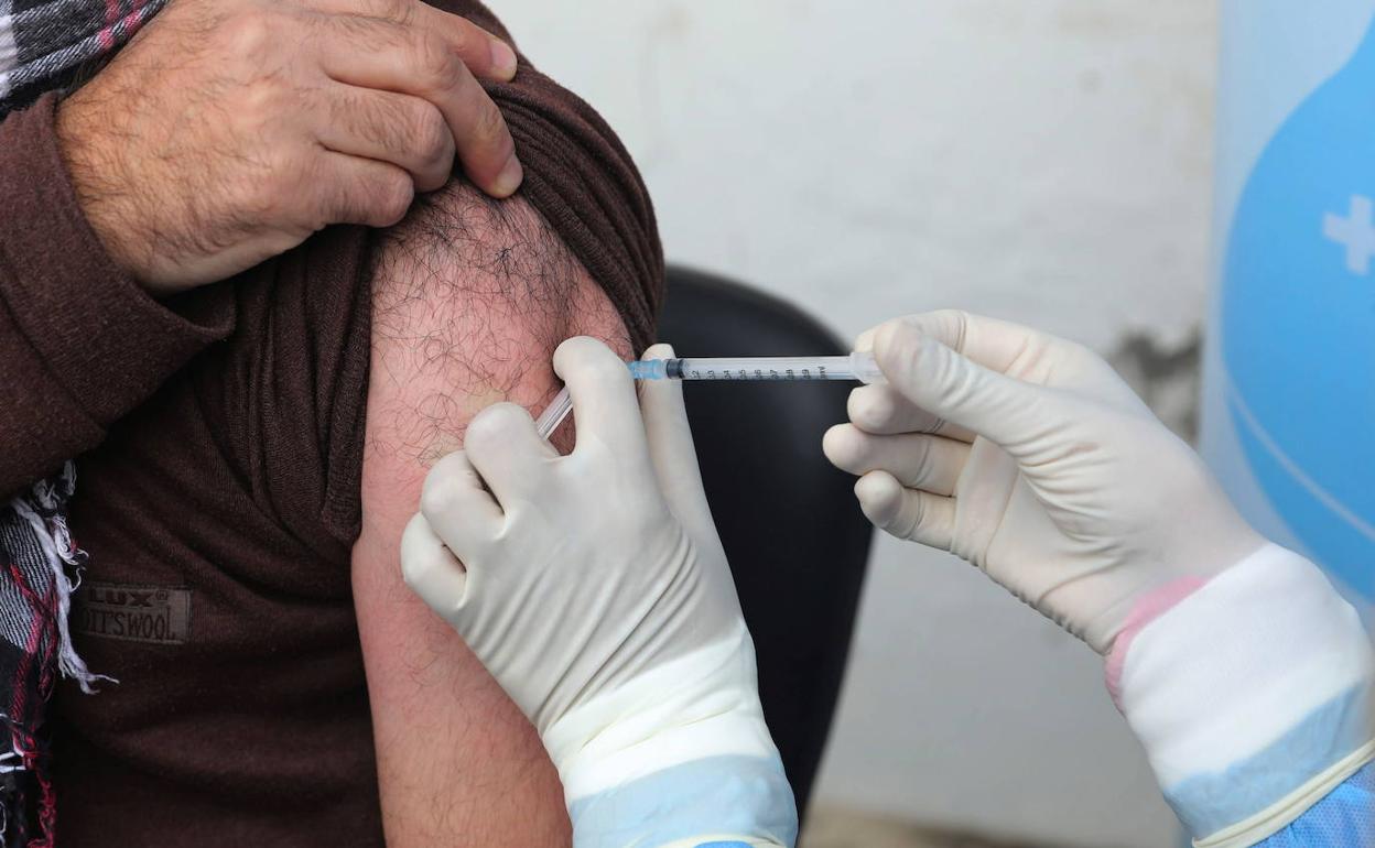 Un sanitario administra una vacuna contra el coronavirus. 