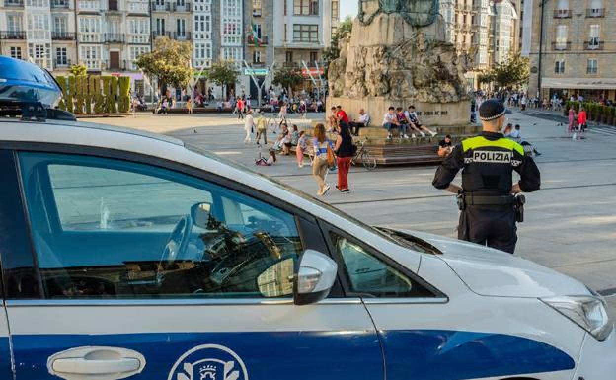 Un policía local vigila en la plaza de la Virgen Blanca.