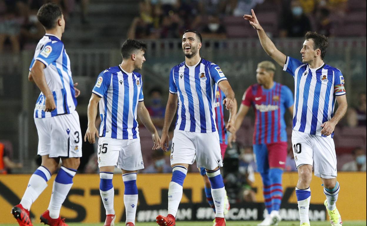 Mikel Oyarzabal celebra el gol que marcó de falta la pasada temporada en el Camp Nou ante Zubimendi, Lobete y Merino. 