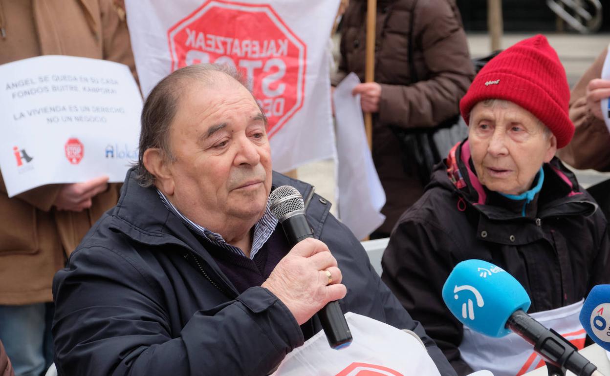 El vecino de Irun Ángel Miguel Medrano se dirige a los concentrados junto a Rosa García, de STOP Desahucios.