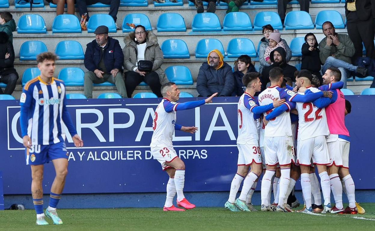 Los jugadores del Eibar celebran el gol de Stoichkov. 