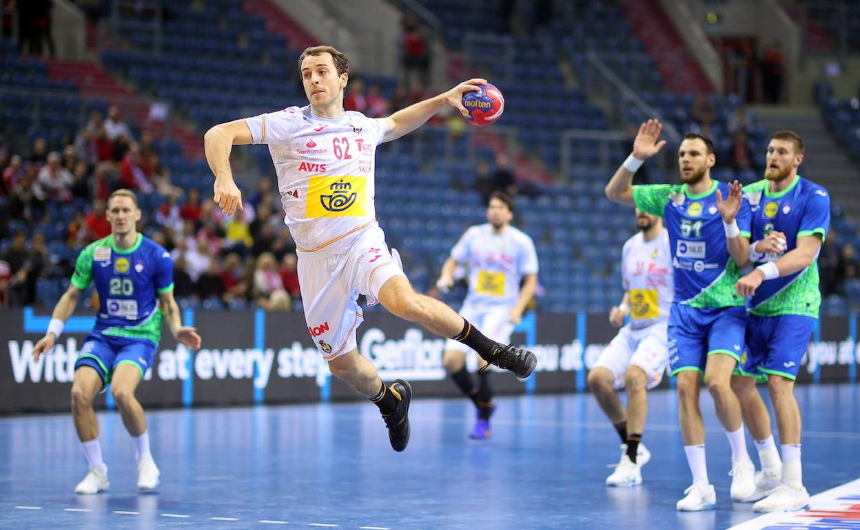 Kauldi Odriozola culmina un contragolpe desde seis metros ante Eslovenia. 