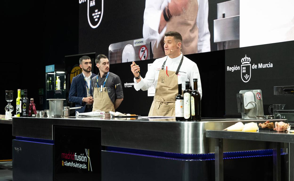 Miguel Cobo, durante le cocinado. 