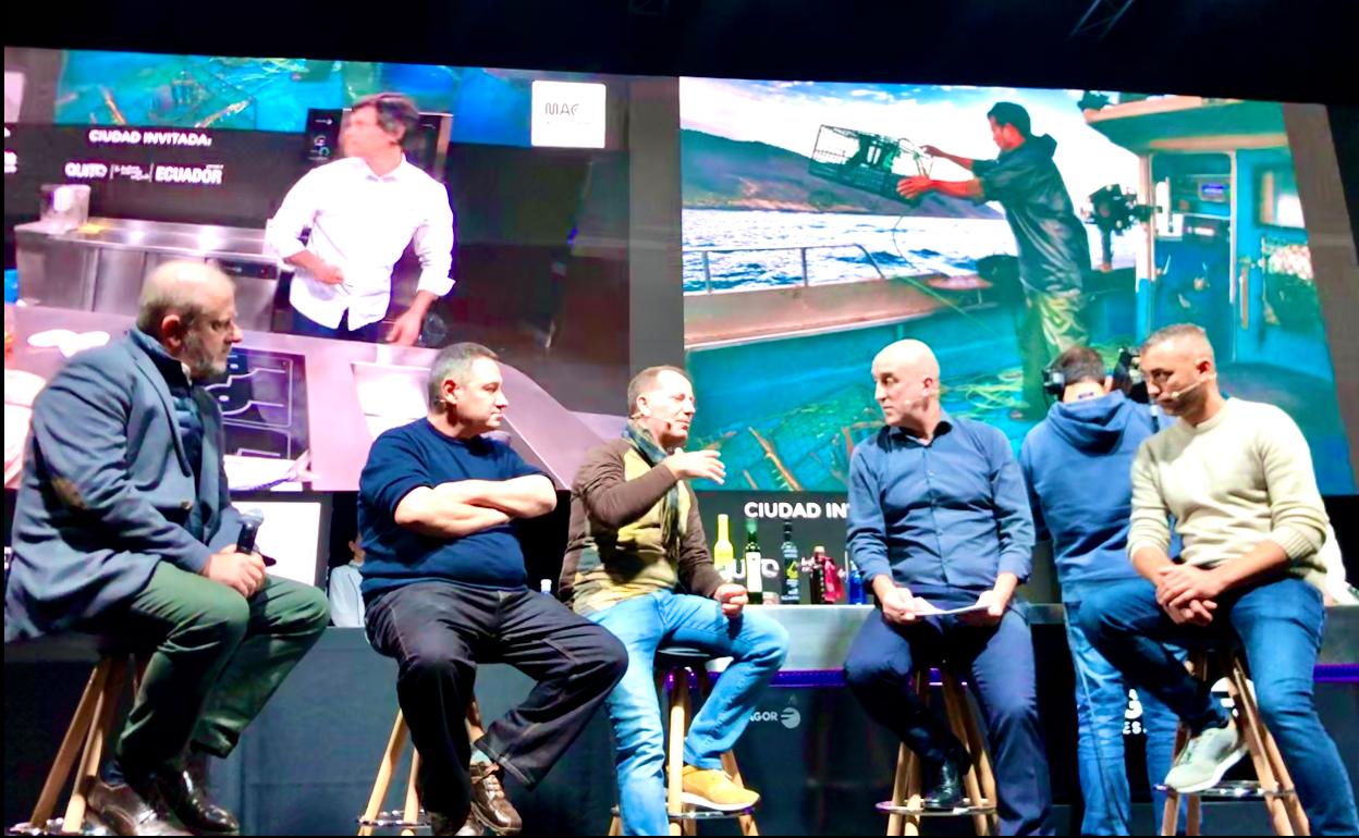 Lana, Ezenarro, Etxegoien, Arregi y Marín, con Vicari en la pantalla.