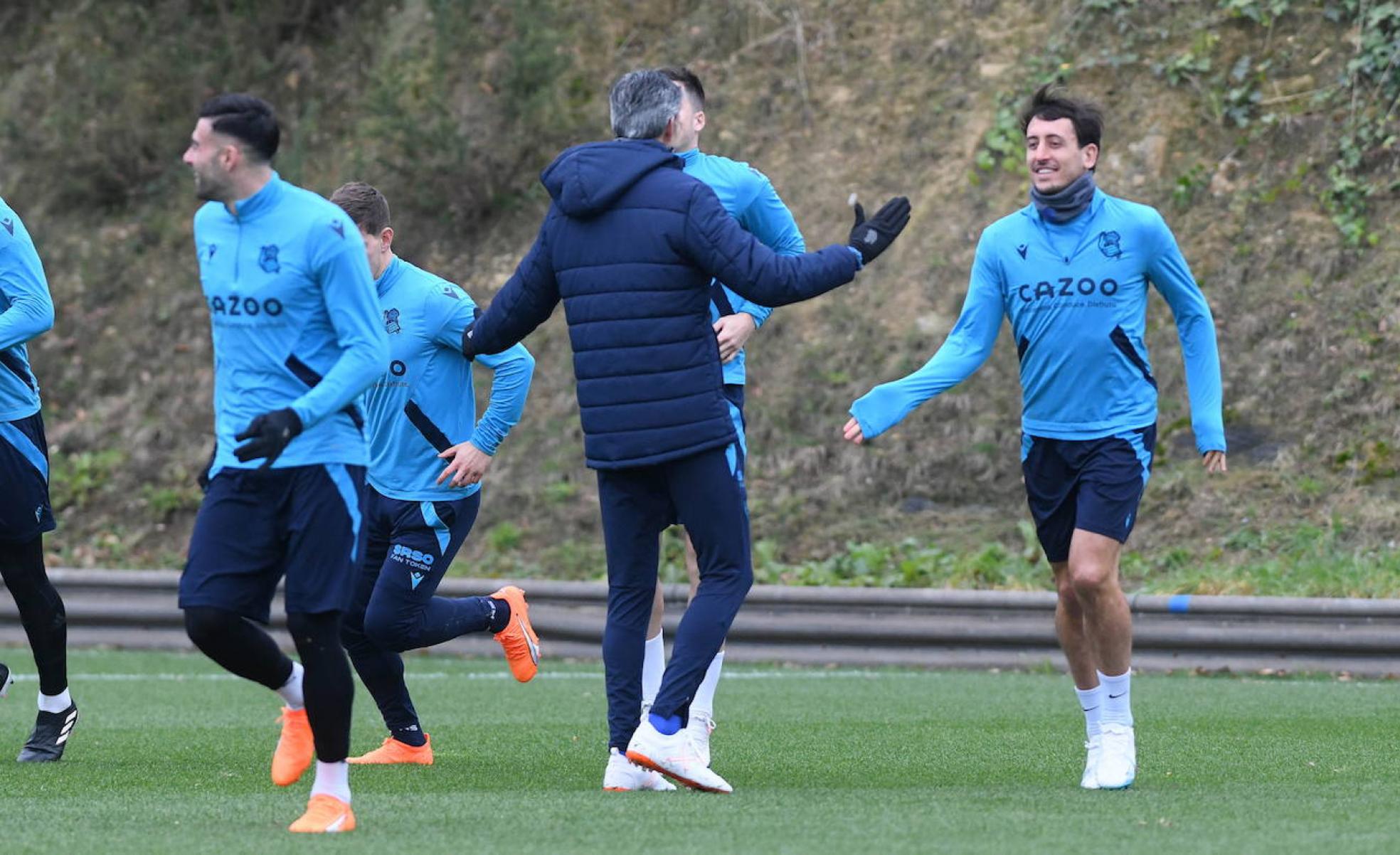 Imanol saluda a la plantilla en la sesión de este martes en Zubieta. 