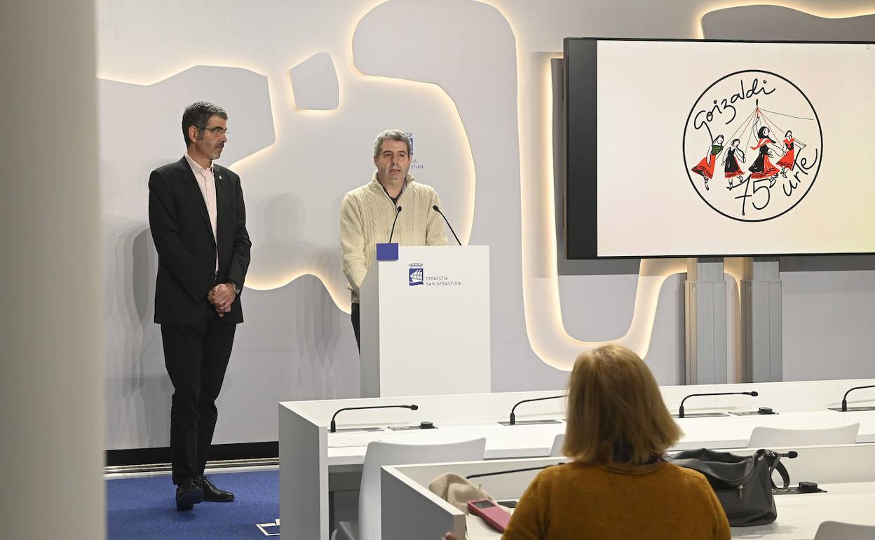 Eneko Goia, alcalde de Donostia, e Igor Sáez, presidente de Goizaldi, este miércoles durante la presentación de los actos para celebrar los 75 años del grupo de danza. 