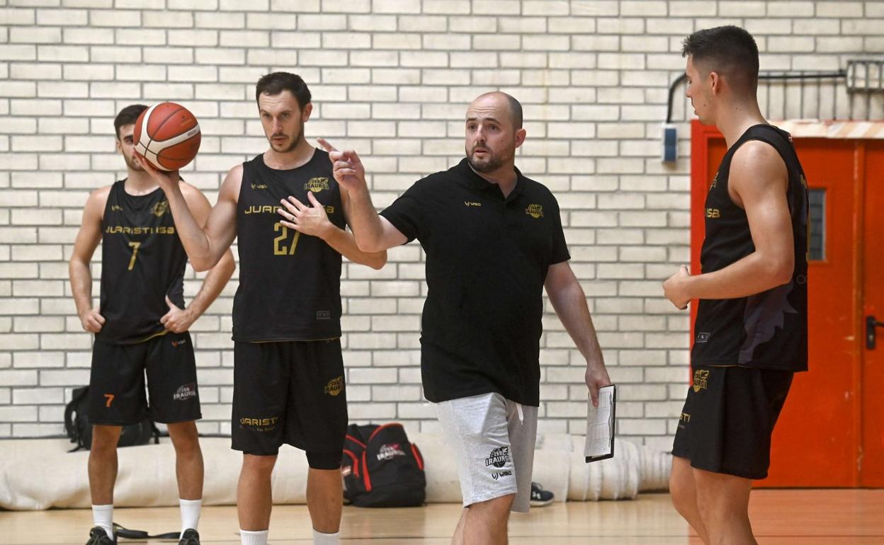 Odriozola da instrucciones en un entrenamiento. 