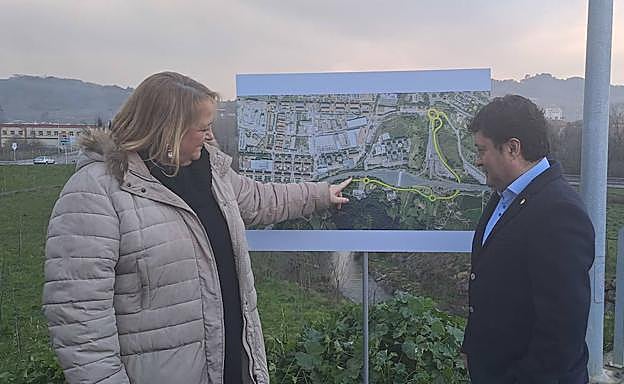 La diputada de Infraestructuras Viarias, Aintzane Oiarbide, junto al alcalde de Zarautz, Xabier Txurruka, este jueves.