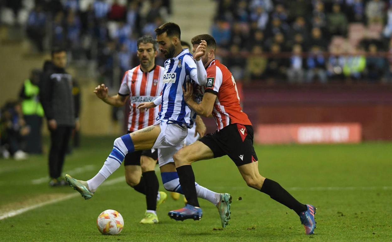 La Real Sociedad decide presentar alegaciones a la tarjeta roja que vio Brais Méndez
