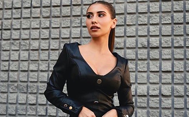 Andrea Garte con look 'total black'/