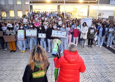 Imagen secundaria 1 - Las manifestantes en las escaleras del Hospital Donostia y un primer plano de Pilar Mendia, secretaria provincial de Satse en Gipuzkoa