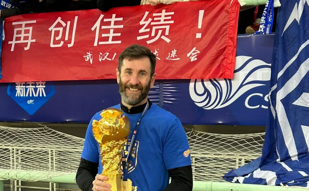 El preparador de porteros Joseba Ituarte con el trofeo conseguido en tierras chinas. 