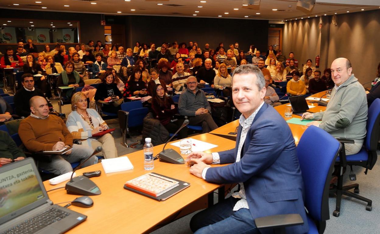 El consejero Jokin Bildarratz, el presidente del PNV, Andoni Ortuzar, y la burukide Esther Furundarena, este sábado en Sabin Etxea. 