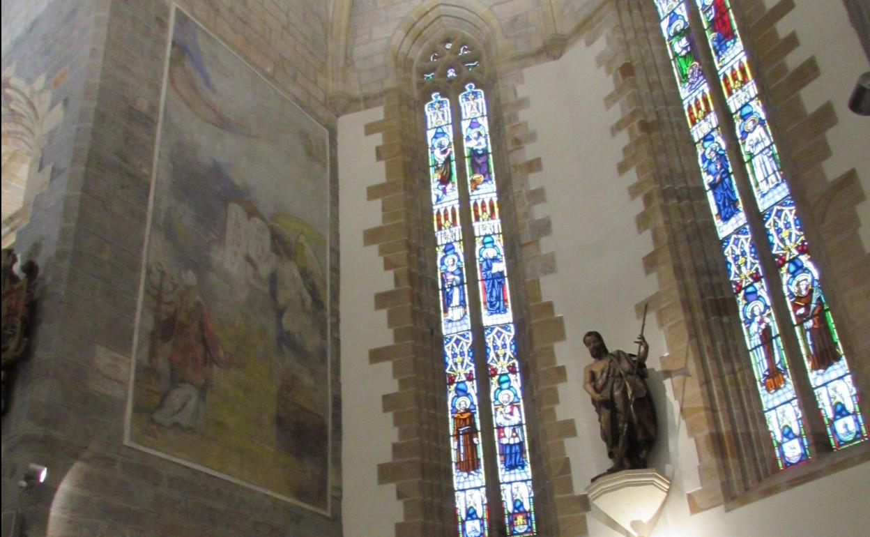 Pablo Uranga pintó en 1913 los frescos laterales del presbiterio. 