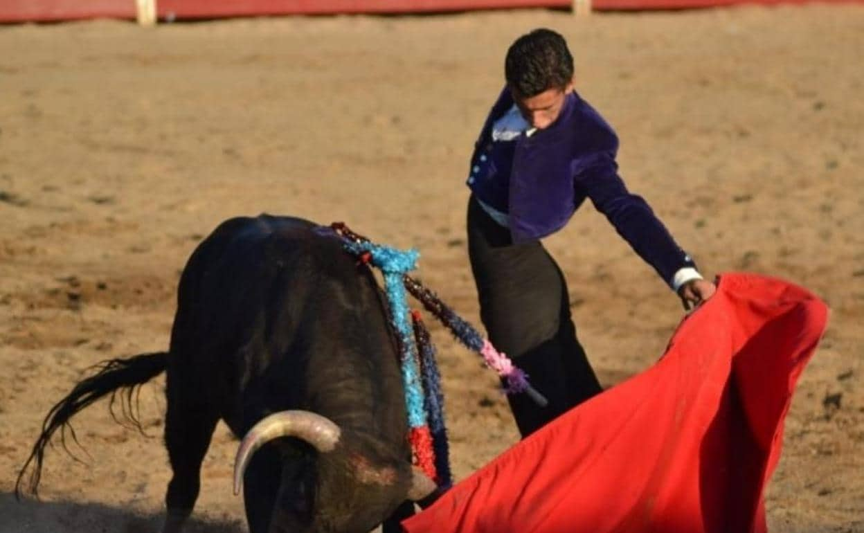 Ekaitz Moreno toreando al natural en Ceclavín el pasado agosto. 