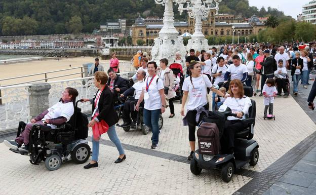 Voluntarios, familiares y usuarios durante una jornada festiva de Aspace Gipuzkoa. 