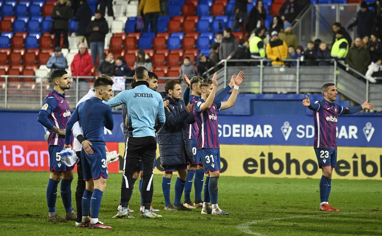 Los jugadores del Eibar saludan a los aficionados de Ipurua tras el empate contra el Leganés. 