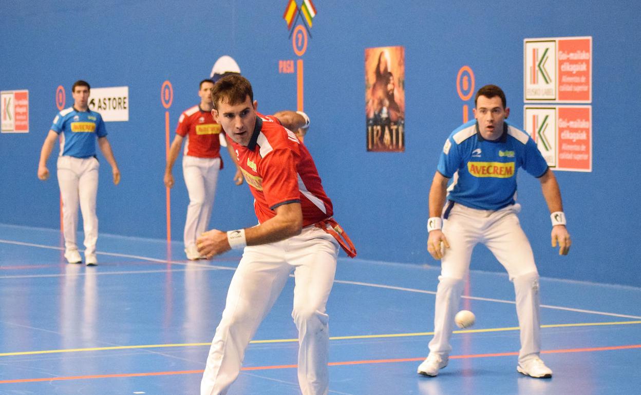 Urrutikoetxea se dispone a dar un derechazo, este domingo en Agoncillo.