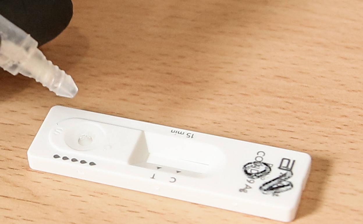 Un sanitario realiza una prueba diagnóstica. 