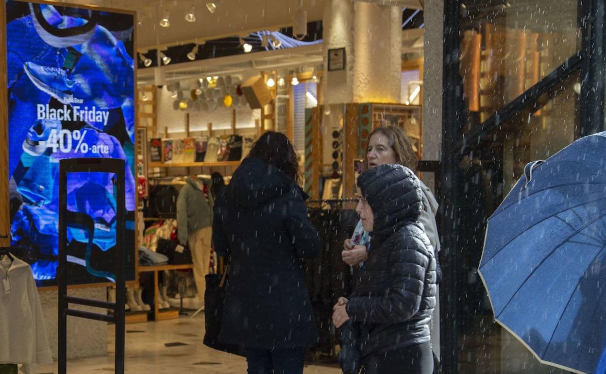 Varios compradores entran en un establecimiento durante el Black Friday. 