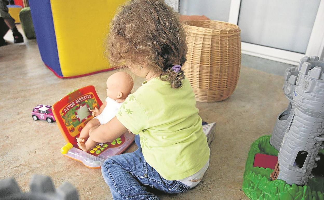 Una menor tutelada juega en un centro de la Diputación de Gipuzkoa.