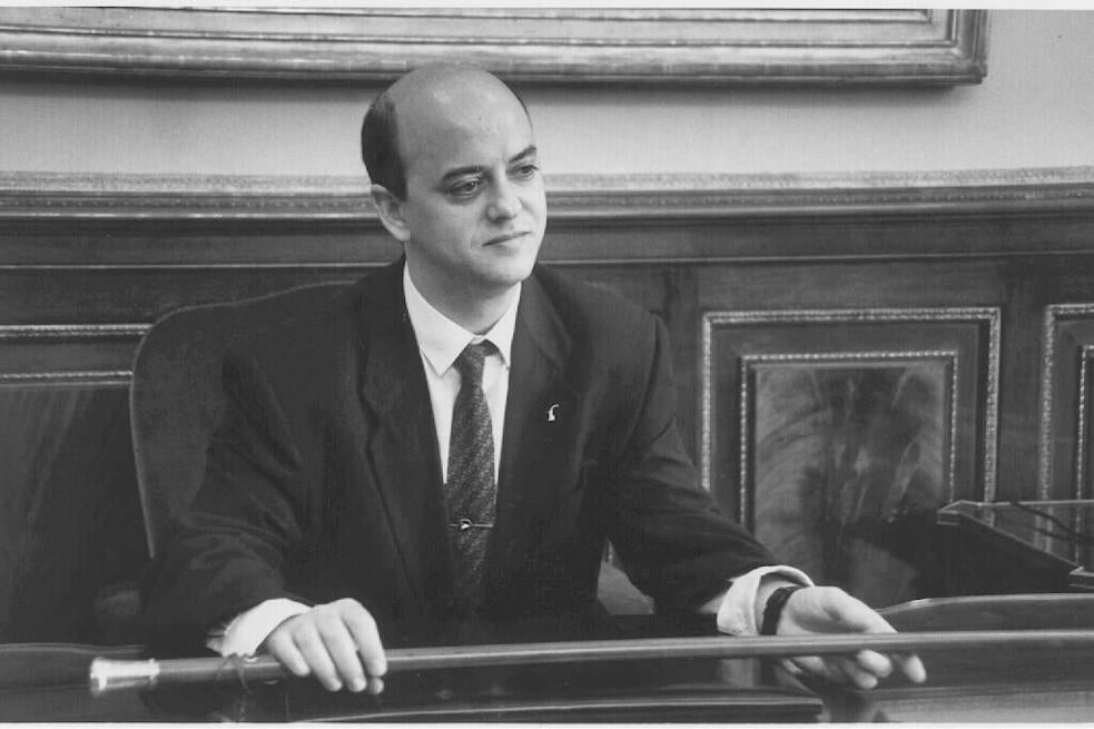 Elorza, en junio de 1991, tras ser elegido alcalde de San Sebastián, con el bastón de mando. 