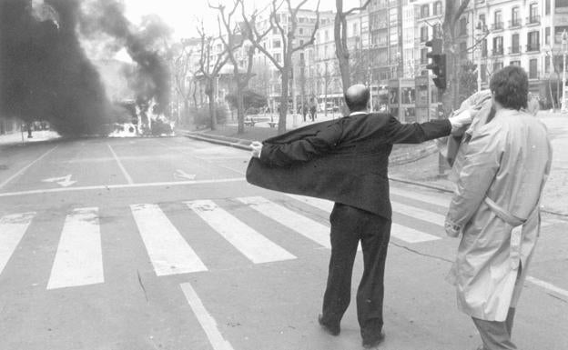 Odón Elorza se enfrenta a los encapuchados que queman un autobús en el Boulevard. Eran los 90.