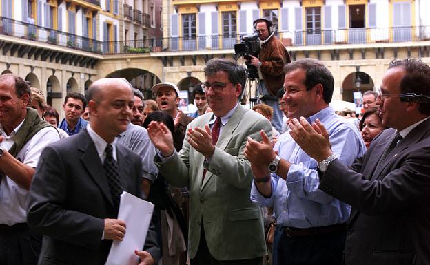 En un mitin en la plaza de la Constitución en el que participó Ernest Lluch, en la imagen, y que fue'reventado' por radicales.