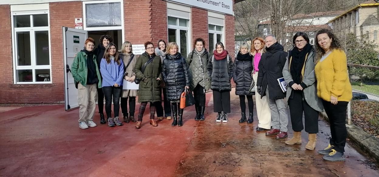 Participantes de la primera reunión de la comisión, celebrada ayer por la mañana en la Casa de las Mujeres. 