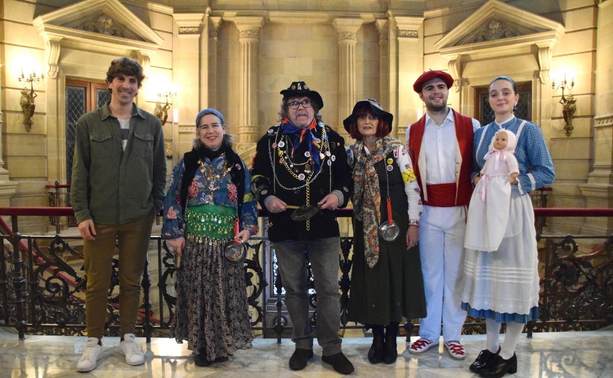 Jon Insausti, concejal de Cultura, acompañado de Caldereros, inude y artzaina.