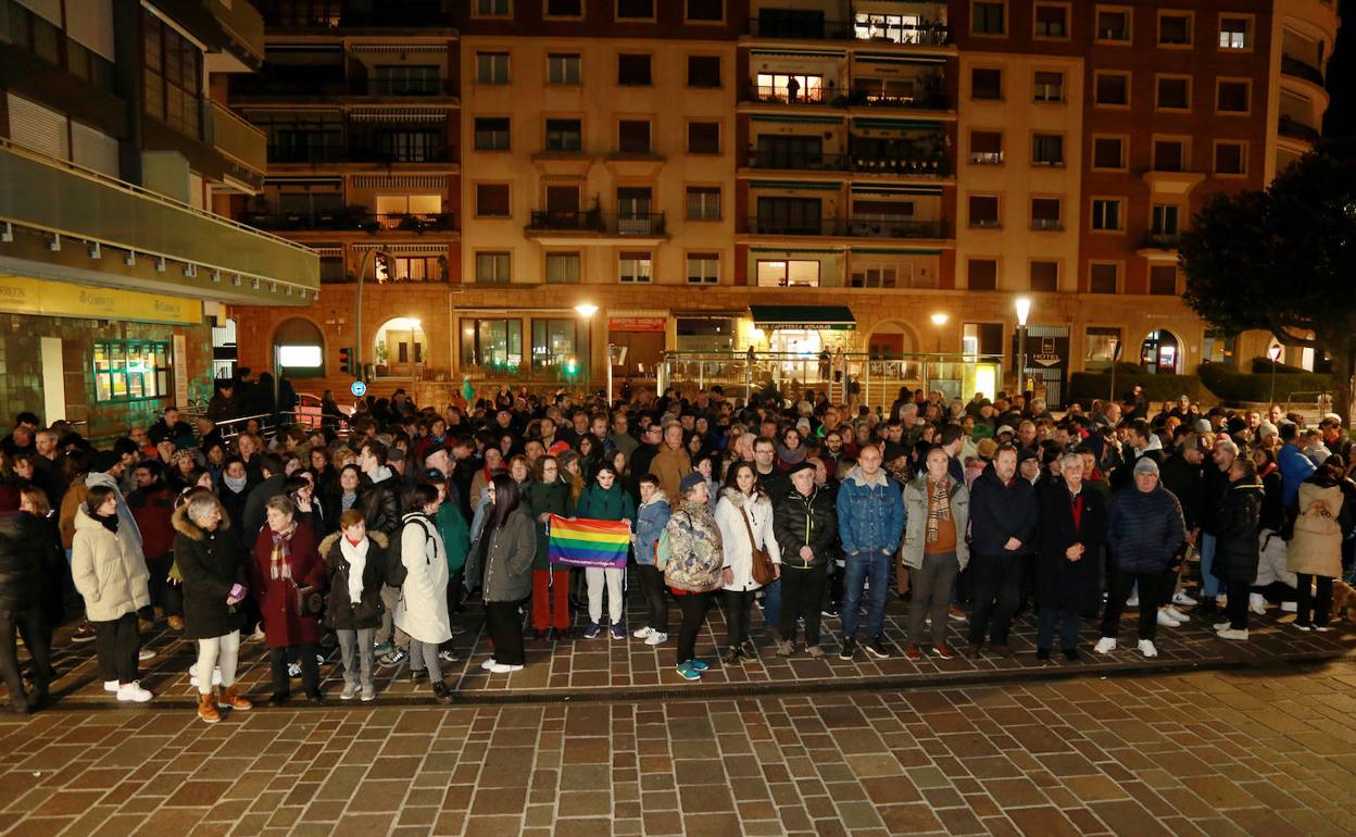 Unas doscientas personas se han concentrado en Hondarribia para rechazar la agresión ocurrida en la madrugada del sábado al domingo. 