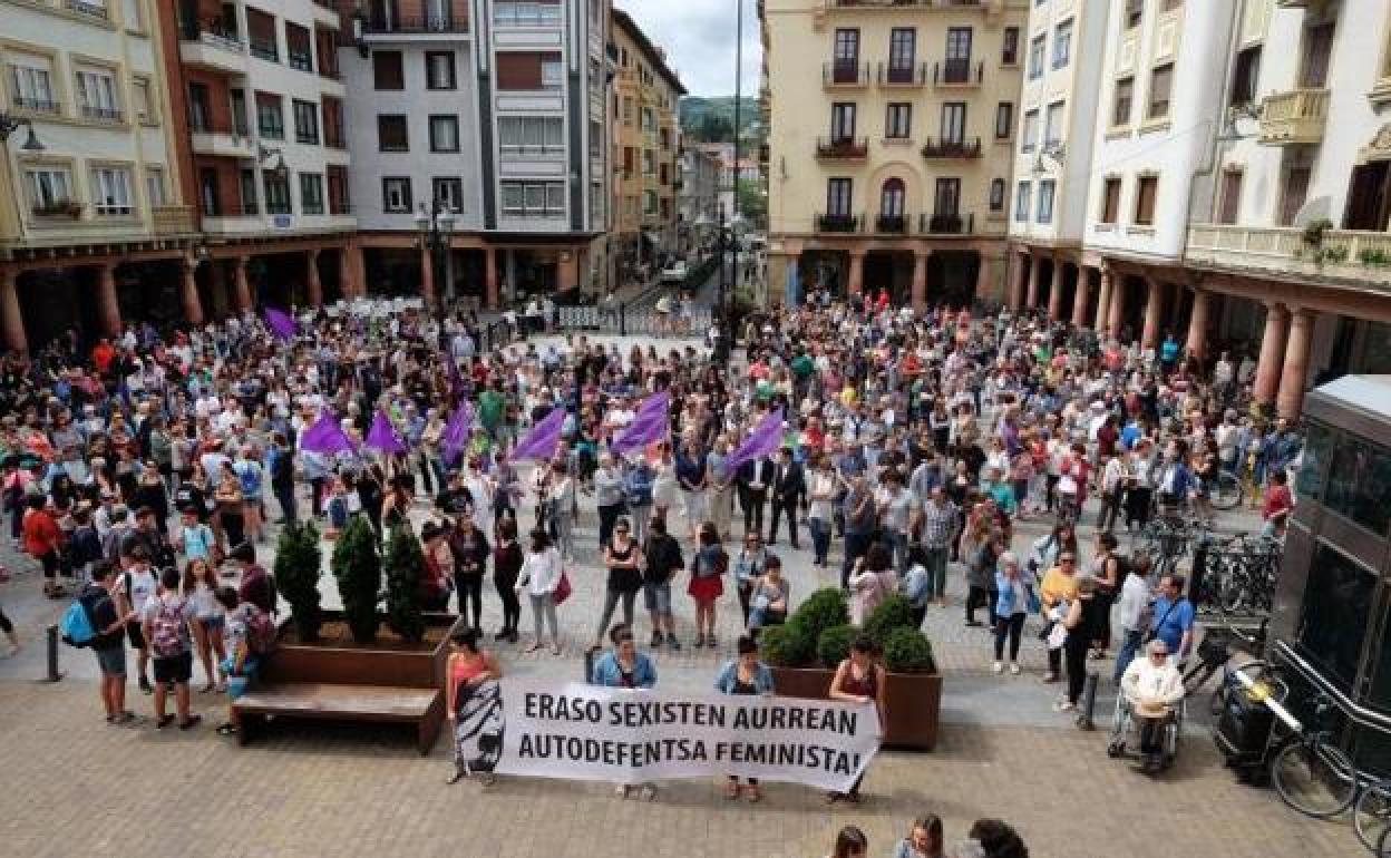 Movilización en Zarautz en 2017 tras la agresión sexual a una menor en los Sanpelayos