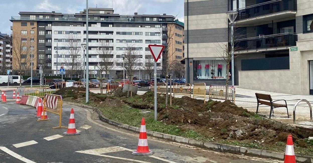 Imagen de las obras que ya se están llevando a cabo en la calle Izaskun y que está previsto que terminen a principios de marzo. 
