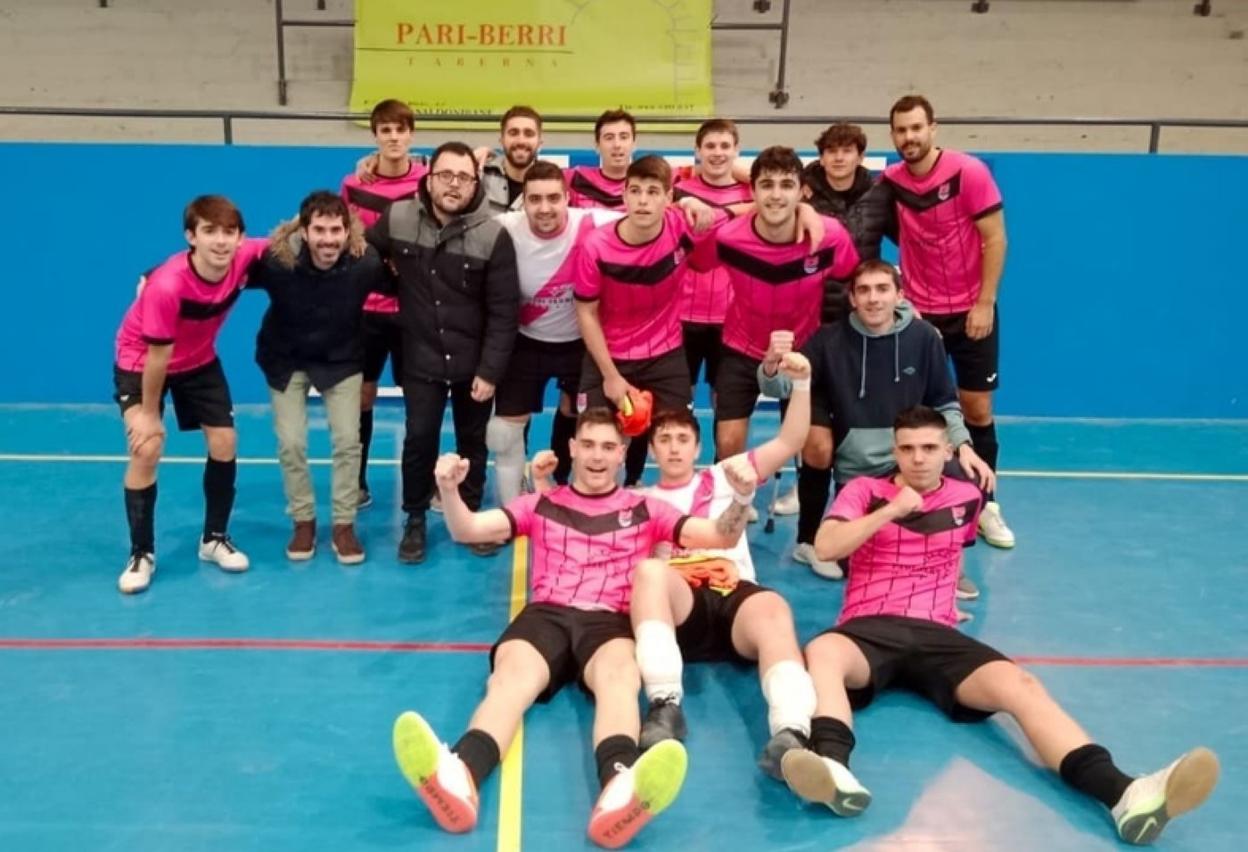 Los jugadores del Donipari antes de iniciarse el partido del sábado.