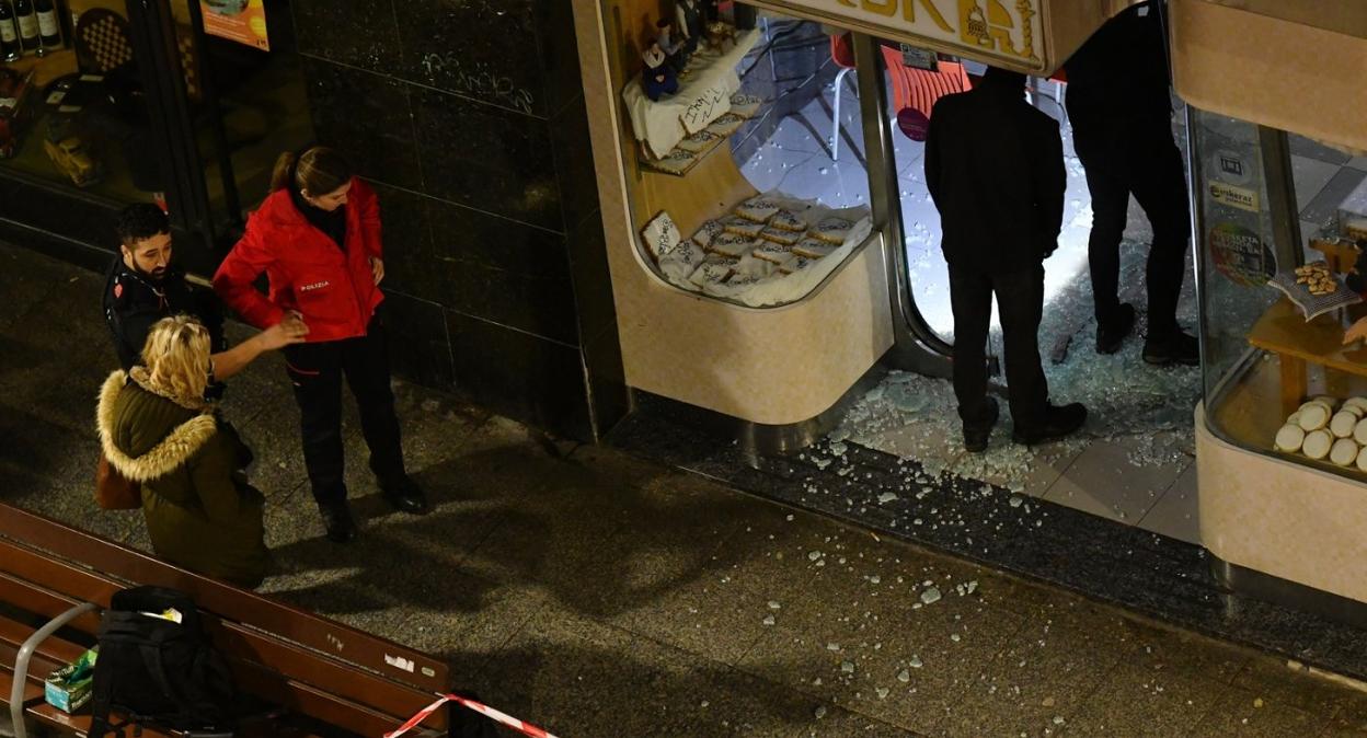 La Ertzaintza, ante el escaparate de la pastelería Antxon, destrozado en el robo sufrido por el establecimiento. 