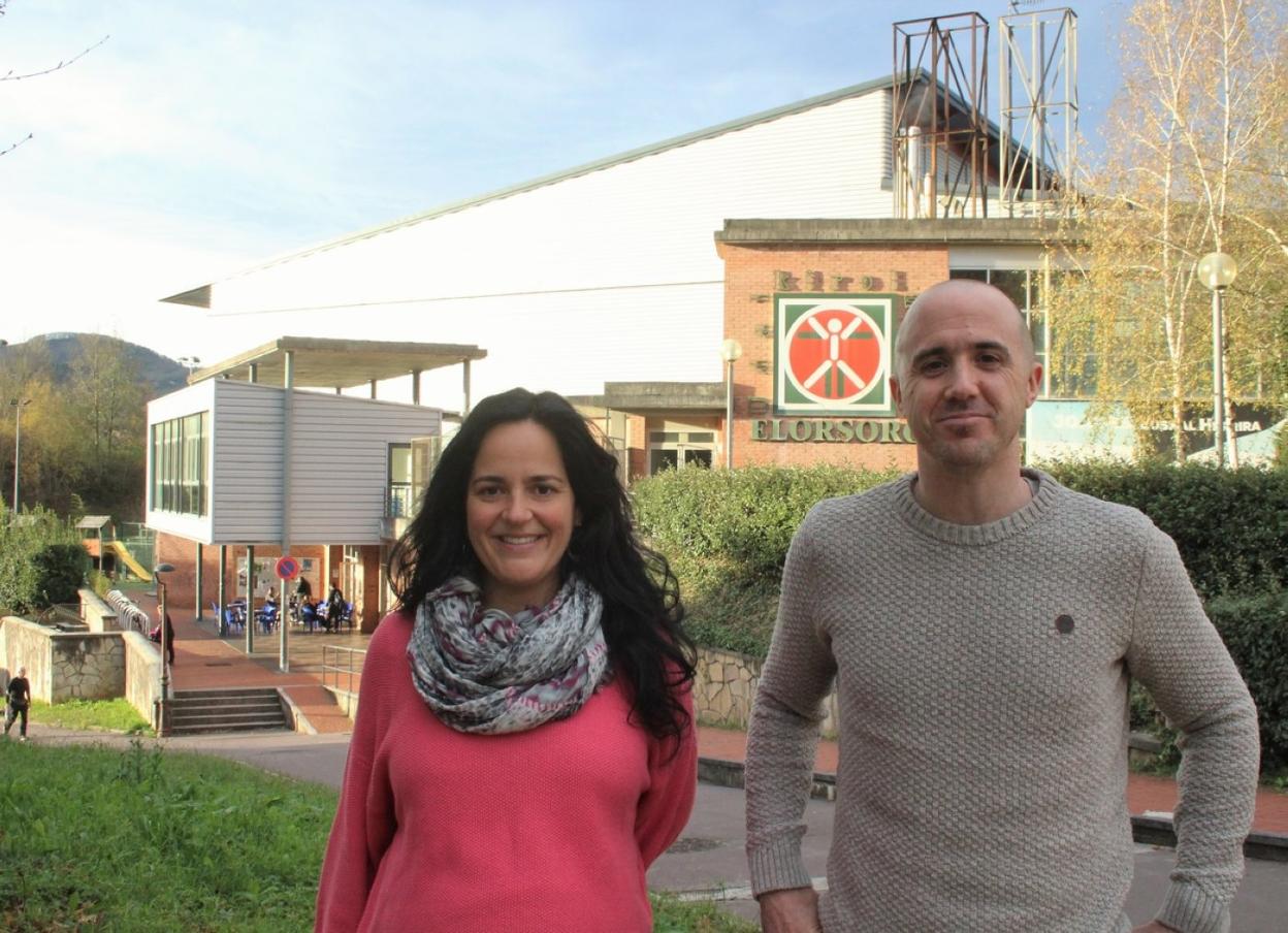 Olaia Lasa, concejala de Bienestar Social, y Enekoitz Markos, concejal de Deportes, ante Elorsoro.
