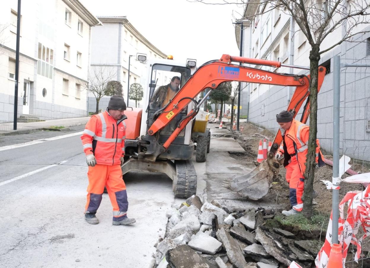 Aspecto que ofrecían ayer las obras de reurbanización de Busca Isusi. 