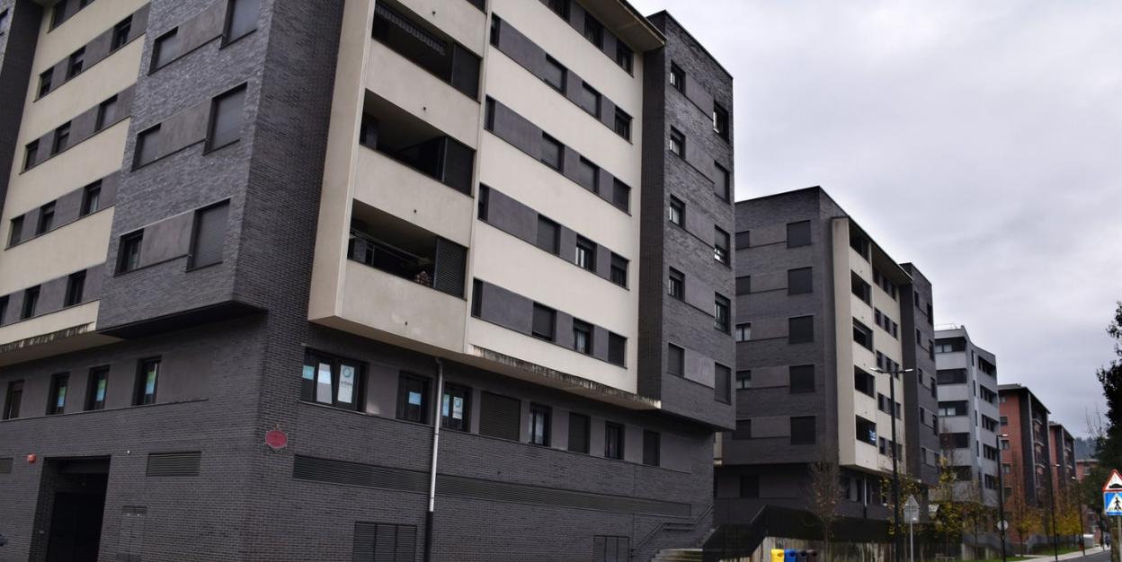 Bloques 38 y 42 de la calle Filipinak donde se ubican las tres viviendas de protección oficial que salen a la venta. 