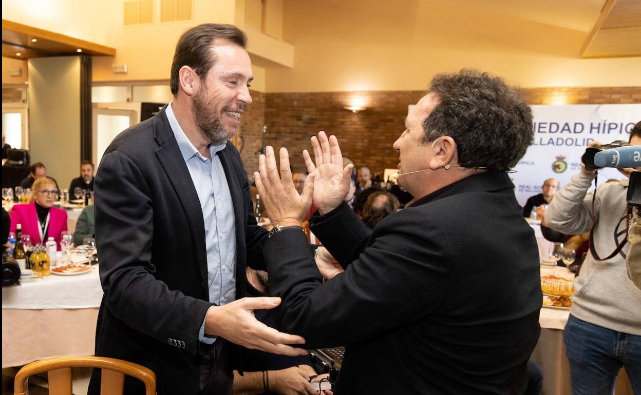 Eusebio Sacristán saluda al alcalde de Valladolid, Óscar Puente. 