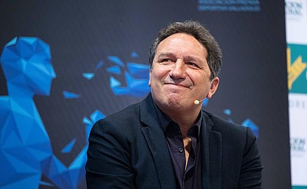 Imagen principal - Eusebio mezcló emoción y felicidad durante su comparecencia. 