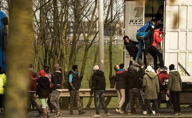 Illegal immigrants board a truck in the French commune of Calais