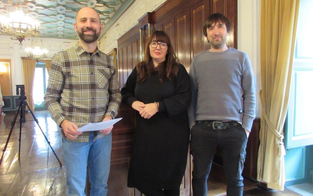 Los concejales de EH Bildu Ion Albizu, Naiara Olabarria y Gorka Gabilondo. 