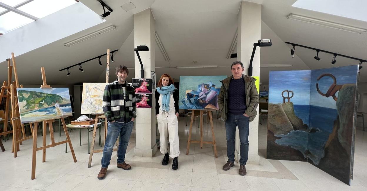 Josu Maroto, Maialen Fidalgo y Aitor Etxeberria, en el último piso de la casa de cultura Aizpurunea, punto de encuentro artístico de la localidad. 